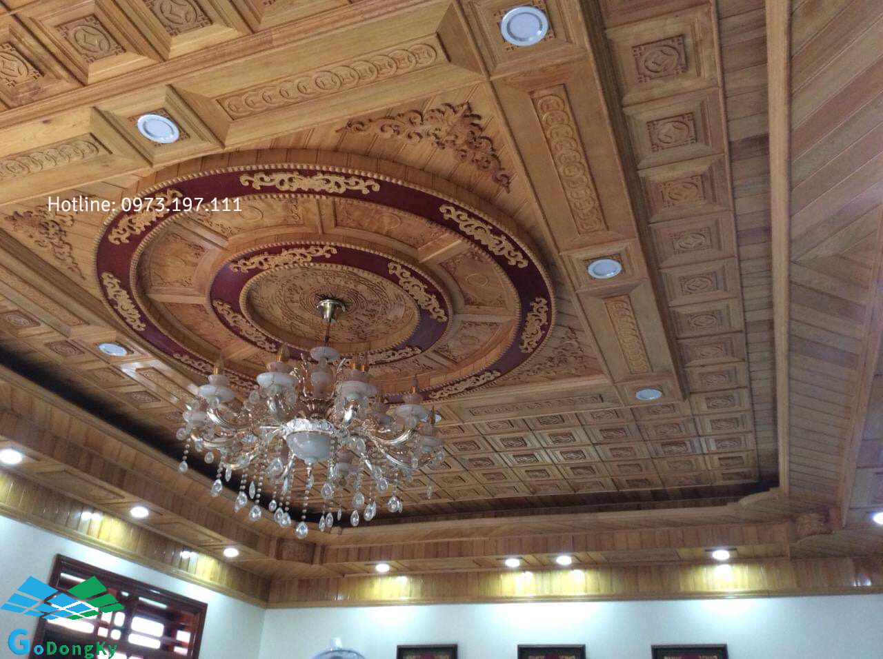 Mẫu trần gỗ tự nhiên phong cách hiện đại cho nhà phố