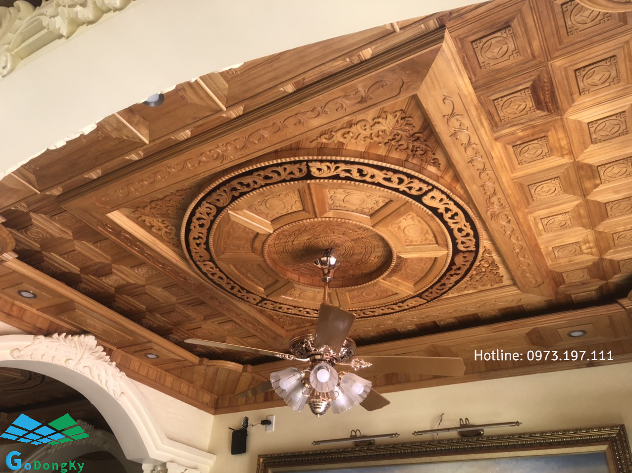 Mẫu trần nhà gỗ pơ mu đẹp