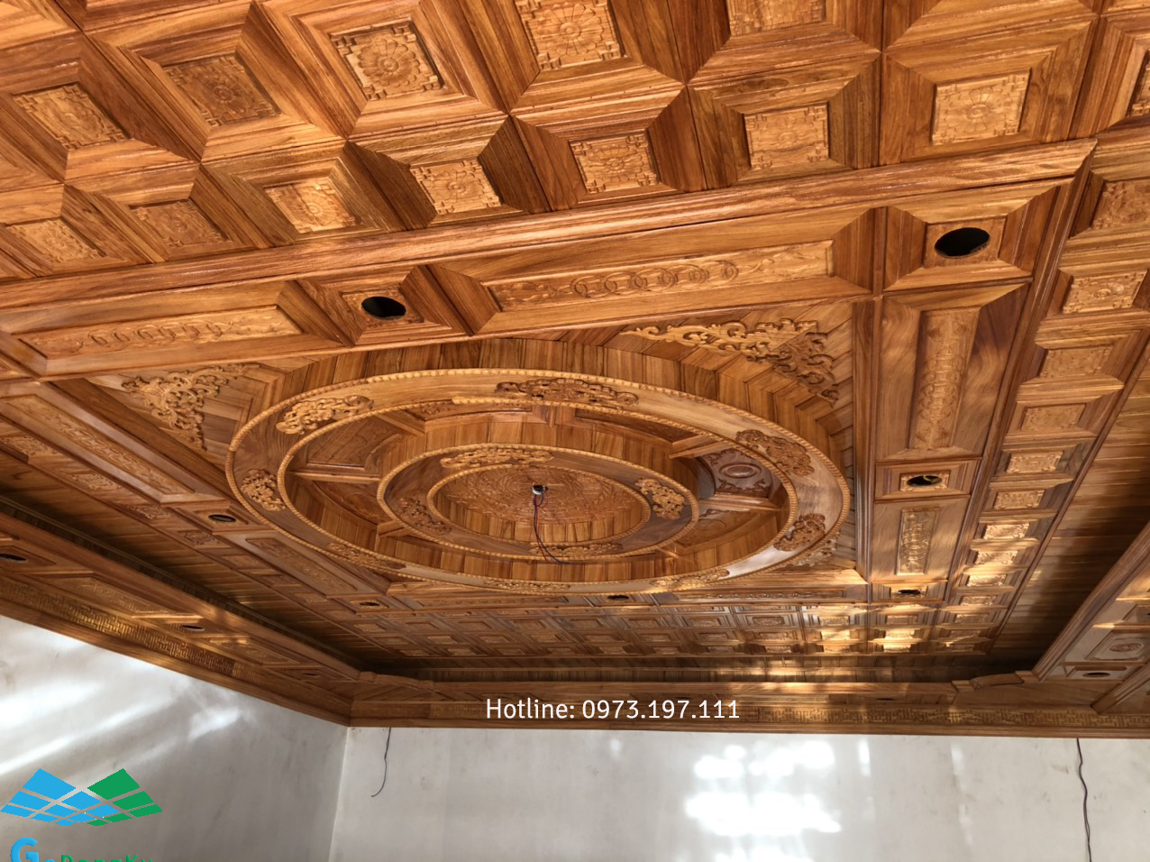 Ốp trần nhà bằng gỗ tự nhiên